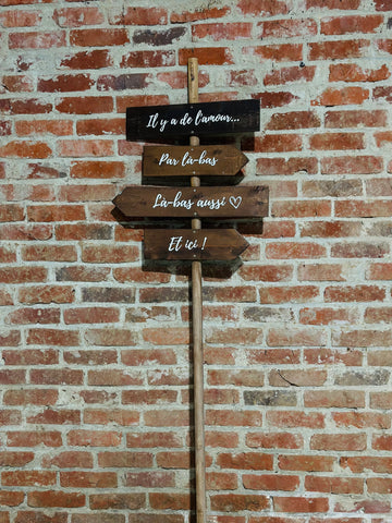 Panneau directionnel « Il y a de l’amour »