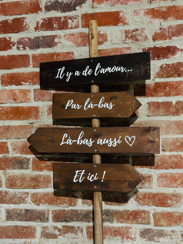 Panneau directionnel « Il y a de l’amour »