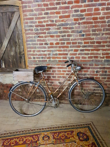 Vélo ancien avec caissette à fleurir